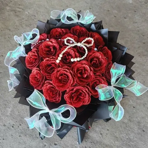 bó hoa hồng phủ nhũ kim tuyến đỏ được thiết kế theo dáng bó công chúa kết hợp tone đen sang trọng 20 bông
