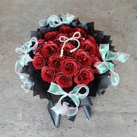 bó hoa hồng phủ nhũ kim tuyến đỏ được thiết kế theo dáng bó công chúa kết hợp tone đen sang trọng 20 bông