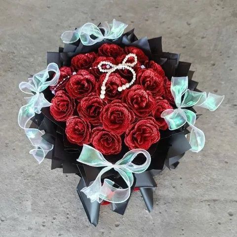 bó hoa hồng phủ nhũ kim tuyến đỏ được thiết kế theo dáng bó công chúa kết hợp tone đen sang trọng 20 bông