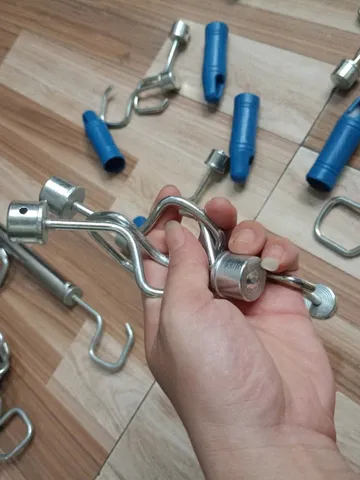 móc kéo cửa cuốn inox dài 2 mét .