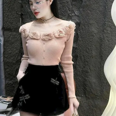 Áo len trễ vai hoa cuốn cúc ngọc - May7254