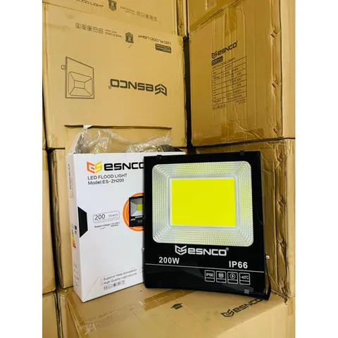 Đèn pha led 200W đủ công suất cho sân bóng đá, công trình, biển quảng cáo lắp đặt ngoài trời chống nước