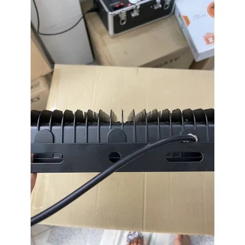Đèn pha led 200W đủ công suất cho sân bóng đá, công trình, biển quảng cáo lắp đặt ngoài trời chống nước