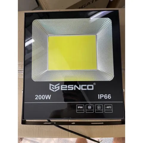 Đèn pha led 200W đủ công suất cho sân bóng đá, công trình, biển quảng cáo lắp đặt ngoài trời chống nước
