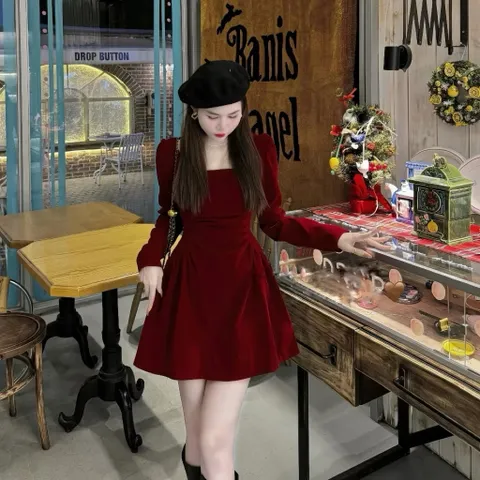 VÁY NHUNG ĐỎ RƯỢU CỔ VUÔNG TAY DÀI NHÚN EO THANH LỊCH