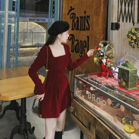 VÁY NHUNG ĐỎ RƯỢU CỔ VUÔNG TAY DÀI NHÚN EO THANH LỊCH