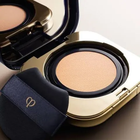 Phấn Nền Dạng Bông Clé De Peau Radiant Very Light Beige B00 - Lớp Trang Điểm Mỏng Mịn Tự Nhiên Dành Cho Mọi Loại Da 902735