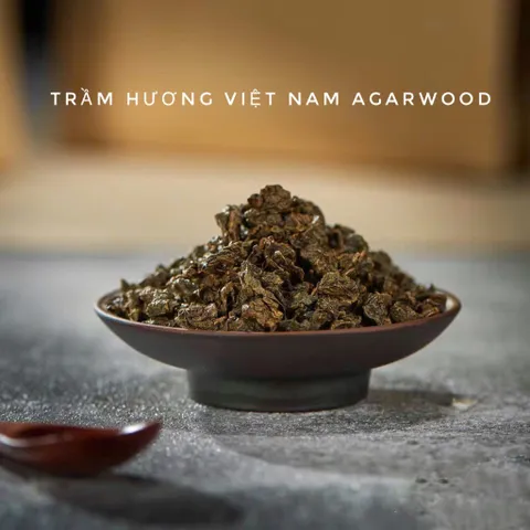 Hũ 200g trà trầm hương thượng hạng làm từ lá cây dó bầu đang sinh trầm, mùi thơm, vị ngọt thanh hậu vị rất tốt.