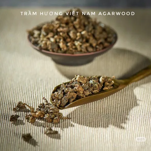 Hũ 200g trà trầm hương thượng hạng làm từ lá cây dó bầu đang sinh trầm, mùi thơm, vị ngọt thanh hậu vị rất tốt.