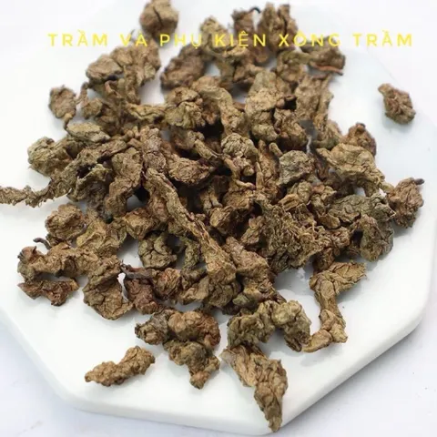 Trà trầm hương được làm từ lá của cây dó bấu đang sinh trầm mùi thơm thanh ngọt dễ uống và rất tốt