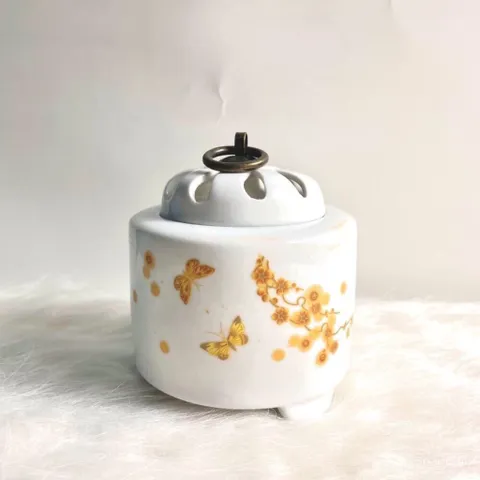 Lò xông trầm hương bằng điện, đầy đủ chức năng hẹn giờ chỉnh nhiệt. Xông được các loại trầm miếng, vụn hay bột trầm