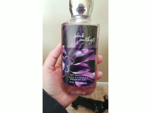 Sữa tắm Bath & Body Works Black Amethyst dưỡng ẩm làm sạch sâu lưu hương thơm 295ml