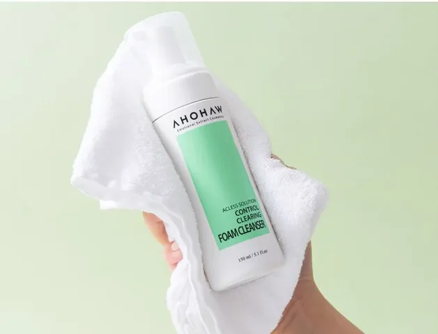 (Hàng nhập khẩu) Sữa Rửa Mặt Dạng Bọt Dành Cho Da Dầu Mụn Ahohaw Control Clearing Foam Cleanser 150ml