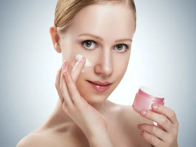 Review các loại kem trị thâm mụn hiệu quả giá rẻ giật mình