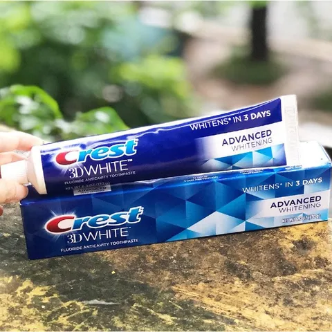 Kem đánh răng Crest làm tan vết ố vàng, mang lại hàm răng trắng sáng