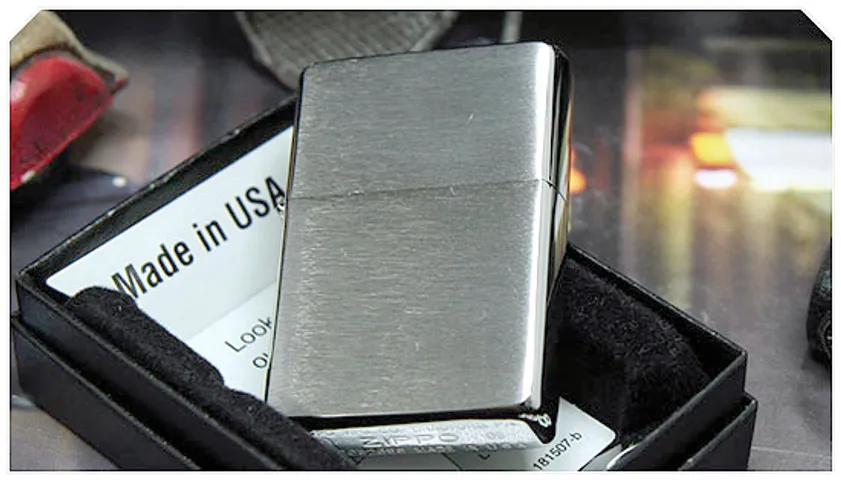 Bật Lửa Zippo Vintage Brushed Chrome 230.25 - Bật Lửa Cổ Điển Không Đường Xước, Sang Trọng và Độc Đáo