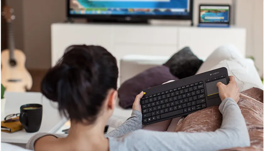 Bàn phím không dây điều khiển từ xa Logitech K400 PLUS - Phụ kiện máy tính tích hợp bàn di chuột, kết nối Bluetooth, thiết kế tiện dụng