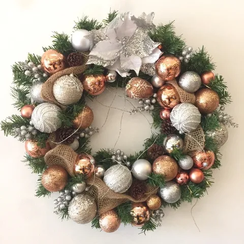 Vòng Nguyệt Quế Giáng Sinh Cao Cấp Tông Bạc - Trang Trí Noel Với Cảnh Thông, Quả Chuông Và Phụ Kiện Độc Đáo 50cm