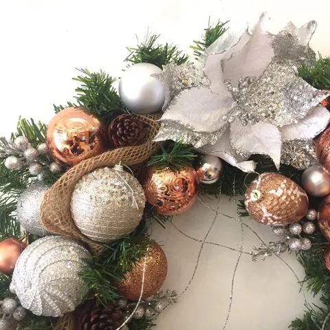 Vòng Nguyệt Quế Giáng Sinh Cao Cấp Tông Bạc - Trang Trí Noel Với Cảnh Thông, Quả Chuông Và Phụ Kiện Độc Đáo 50cm
