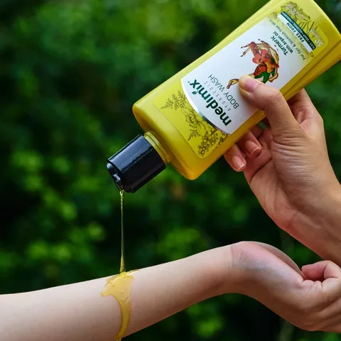 Sữa tắm Medimix nghệ & dầu Argan 300ml - Tẩy tế bào chết, làm sáng da, giảm vết thâm, an toàn cho mọi loại da, không chứa hóa chất độc hại.