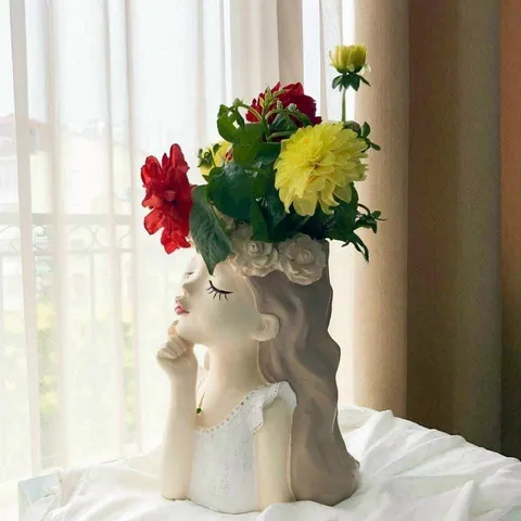 Bình Hoa Hình Cô Gái Độc Đáo DG-18 - Trang Trí Nhà Cửa Tinh Tế, Quà Tặng Ý Nghĩa Cho Người Thân, Bạn Bè - Chất Liệu Bền Bỉ, Kích Thước 27x18.5cm