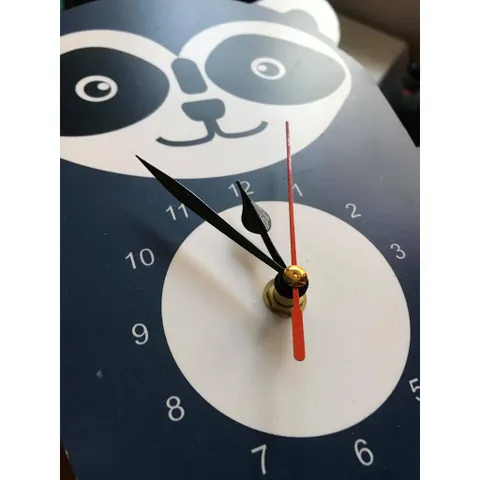 Đồng hồ treo tường Gấu Mèo Racoon dễ thương - Trang trí phòng cho bé, màu sắc tươi sáng, thiết kế độc đáo, quà tặng lý tưởng cho trẻ em