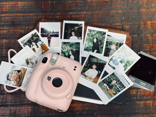 Máy Ảnh Lấy Ngay Fujifilm Instax Mini 11 - Thiết Kế Nhỏ Gọn, Ảnh Chất Lượng Cao, Combo Phụ Kiện Chụp Hình Tiện Lợi