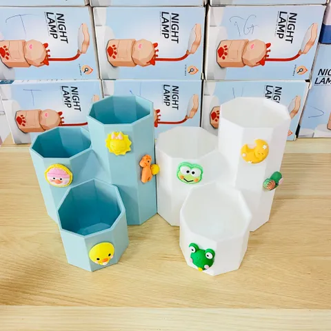 Ống Cắm Bút Tổ Ong 3 Ngăn Kèm Charm - Đồ Dùng Học Tập Đa Năng Trang Trí Bàn Học, Phù Hợp Đựng Đồ Nhỏ, Màu Sắc Ngẫu Nhiên