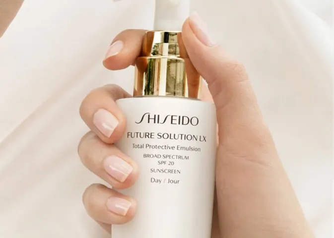 Sữa Dưỡng Ban Ngày Shiseido Future Solution LX Total Protective Emulsion E - Chống Nắng, Dưỡng Trắng Da, Bảo Vệ Tối Ưu 75ml