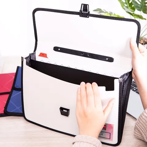Cặp tài liệu A4 Deli E39634 - Chất liệu bền, 200 trang, Dạng kéo khoá tiện lợi, Màu sắc đa dạng cho văn phòng phẩm