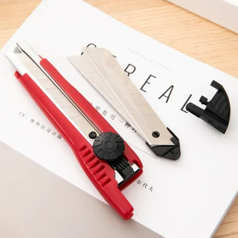 Dao Rọc Giấy Deli E2043 - Thép Hợp Kim SK5 Sắc Bén, Thiết Kế Tiện Dụng, 8 Mảnh Lưỡi Dao, Màu Sắc Thời Thượng