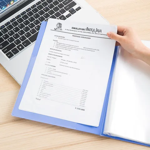 File lá A4 Deli E5210/E5220/E5230/E5240 - Cặp đựng tài liệu nhựa PP cao cấp, bảo quản hồ sơ sạch sẽ, tiện lợi cho văn phòng và học sinh