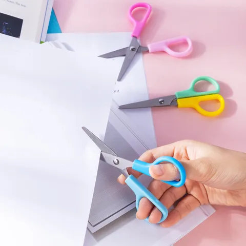 Kéo Mũi Tròn Học Sinh Deli ED60601 - Chất Liệu Thép Không Gỉ, Thiết Kế Đẹp, Có Đầu Bọc Bảo Vệ, Dụng Cụ Học Tập Tiện Dụng