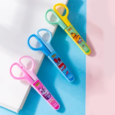 Kéo Mũi Tròn Học Sinh Deli ED60601 - Chất Liệu Thép Không Gỉ, Thiết Kế Đẹp, Có Đầu Bọc Bảo Vệ, Dụng Cụ Học Tập Tiện Dụng