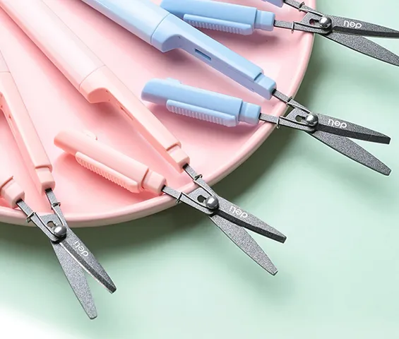 Kéo Tiện Lợi Deli Có Khóa 105mm 77761 - Thiết Kế Nhỏ Gọn, Lưỡi Dao Sắc Bén, Phù Hợp Học Sinh và Văn Phòng