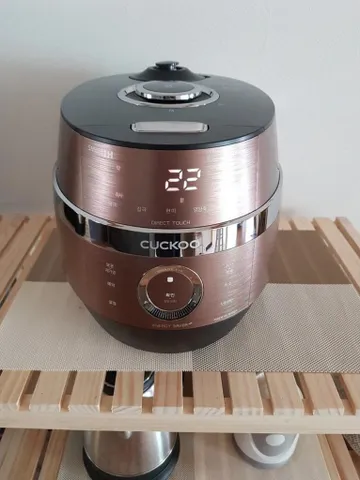 Nồi cơm điện cao tần Cuckoo CRP-JHR0660FBM 1.08L - Thiết kế sang trọng, nấu cơm hoàn hảo cho 2-6 người ăn, công nghệ hiện đại, dễ vệ sinh