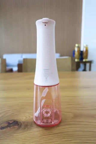 Máy tăm nước cầm tay Roaman W10 - Làm sạch răng miệng hiệu quả với 5 chế độ và 4 đầu tăm tiện dụng, thiết kế nhỏ gọn, sạc USB.