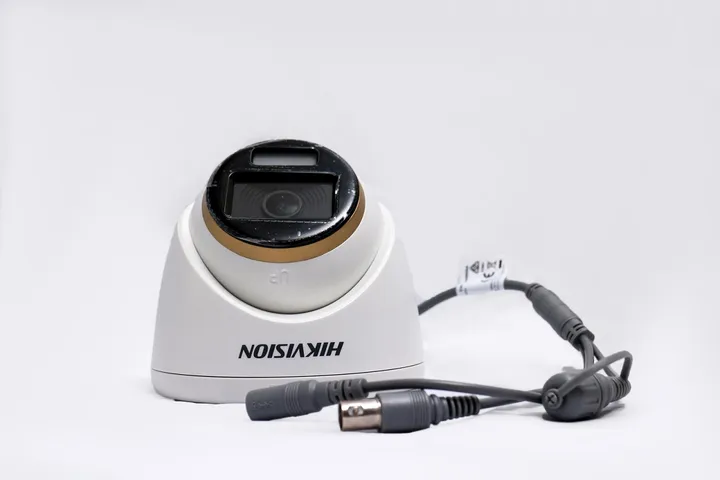 Camera HD-TVI ColorVu 2MP Hikvision DS-2CE70DF3T-PFS - Giám sát ban đêm có màu, độ phân giải cao, tích hợp mic và đèn trợ sáng 20m