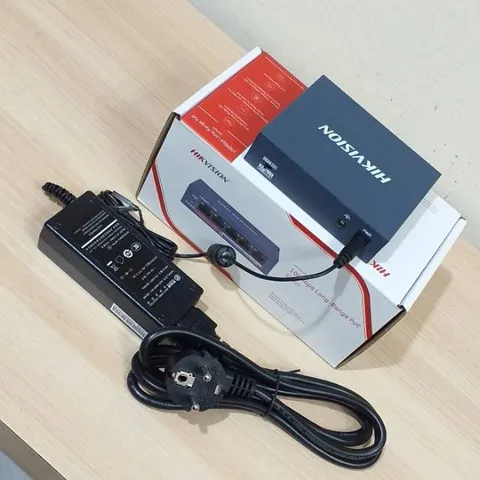 Switch mạng 4 cổng PoE Hikvision DS-3E0105P-E(B) - Thiết bị mạng chuyên dụng cho camera với truyền dẫn 250m, chất lượng hình ảnh sắc nét