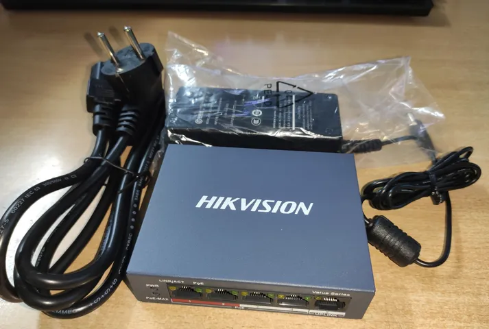 Switch mạng 4 cổng PoE Hikvision DS-3E0105P-E/M(B) - Thiết bị chuyển mạch chính hãng, công suất lớn, kết nối 300m, bảo vệ quá tải 6KV.