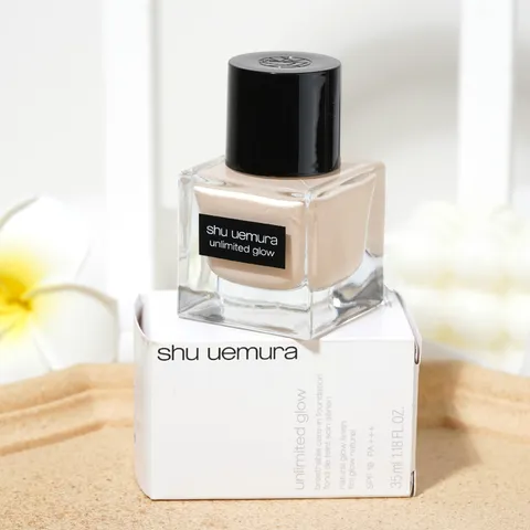Kem nền Shu Uemura Unlimited Glow Fluid Foundation với độ che phủ cao, lớp finish căng bóng tự nhiên, bảo vệ da SPF24 PA+++, cho làn da rạng ngời.