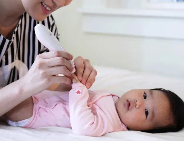 Máy Dũa Móng Tay Trẻ Em và Người Lớn Little Martin's - Thiết Kế Êm Ái, Đèn LED Hỗ Trợ Cắt Móng Đêm, An Toàn và Tiện Lợi
