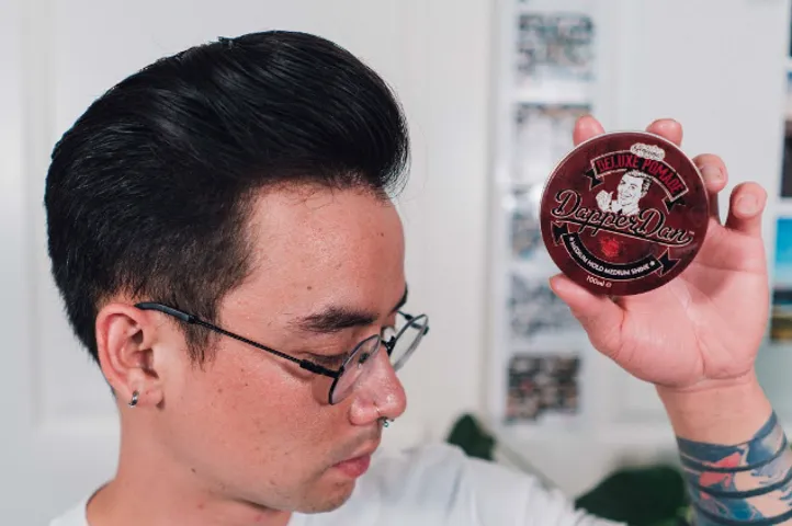 Sáp Vuốt Tóc Nam Dapper Dan Deluxe Pomade 100ml - Độ Giữ Nếp Cao, Bóng Đẹp Tự Nhiên, Hương Vanilla & Honey - Dễ Tạo Kiểu, Không Khô Tóc