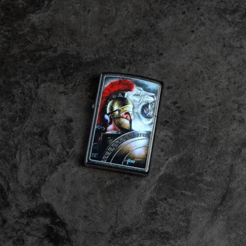 Bật lửa Zippo 49095 Mazzi Spartan and Lion - Họa Tiết Chiến Binh và Sư Tử Nền Street Chrome, Đẳng Cấp và Bền Bỉ