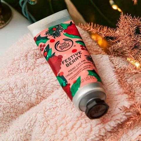 Kem dưỡng tay The Body Shop Festive Berry 30ml - Kem dưỡng ẩm da tay mùa Giáng Sinh với hương thơm ngọt ngào, tiện lợi mang theo mọi nơi