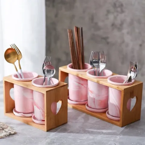 Set ống đựng đũa sứ hồng cao cấp kèm kệ gỗ và khay hứng nước - Dụng cụ nhà bếp đẹp mắt, sang trọng