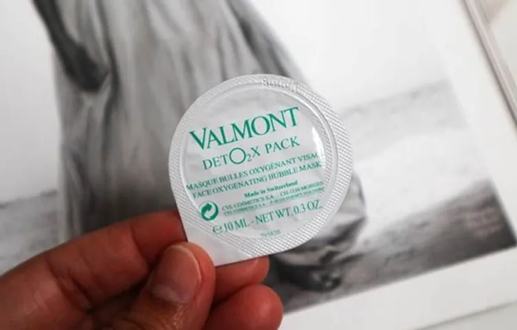 Mặt Nạ Thải Độc Da Valmont Deto2x Pack - Cung Cấp Oxy, Làm Sáng Da, Giúp Da Rạng Rỡ Tươi Mới Chỉ Sau Vài Phút