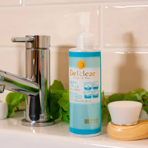 Tẩy Da Chết Detclear Bright & Peel Nhật Bản - Gel Tẩy Da Mặt Sáng Da Mờ Thâm, Chứa AHA & BHA, Phù Hợp Cho Da Nhạy Cảm 180ml