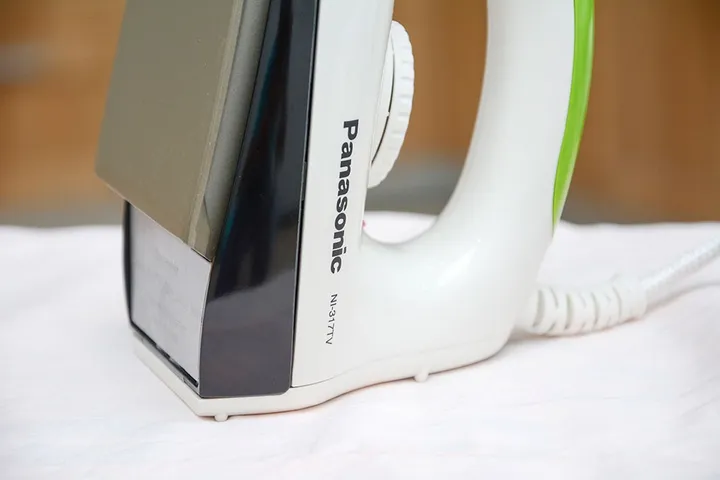 Bàn Là Khô Panasonic NI-317TXRA - 1000W, Đế Chống Dính, Thiết Kế Nhỏ Gọn, Điều Chỉnh Nhiệt Độ, Ủi Tất Cả Loại Vải, Sản Phẩm Nhật Bản