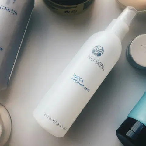 Xịt Khoáng Dưỡng Ẩm Nuskin NaPCA Moisture Mist 250ml - Giúp Cấp Ẩm, Bảo Vệ Da Và Tóc Trước Môi Trường - Sản Phẩm Chính Hãng Mỹ